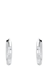 Un paio di orecchini a cerchio in argento con una superficie testurizzata e sfaccettata, mostrati su uno sfondo bianco.