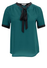 Blusa teal con scollatura rotonda, maniche corte e una cravatta nera sul davanti. Presenta polsini neri e una texture liscia e lucida.