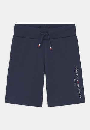 Marineblå shorts med ribstrikket elastik i taljen og snøre, med vertikalt hvidt Tommy Hilfiger-logo og etableringsår på højre ben.