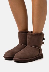 UGG MINI BAILEY BOW II - Zimné čižmy - burnt cedar
