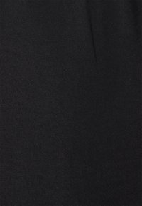 Svart tyg med en slät textur, fin väv och lätt lyster; har inga mönster eller synlig hårdvara. Lämplig för olika användningsområden.