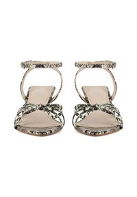 Sandały na wysokim obcasie z odsłoniętymi palcami, z motywem wężowego printu w odcieniach zieleni i czerni, ozdobione kokardą i paskiem wokół kostki dla lepszego dopasowania.