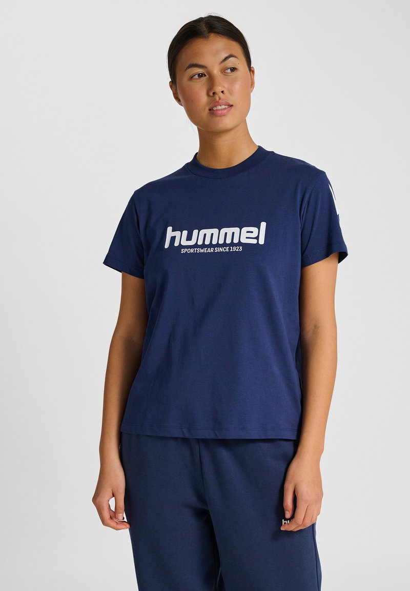 Mörkblå kortärmad t-shirt i bomull med vit logotryck på framsidan och en avslappnad passform.