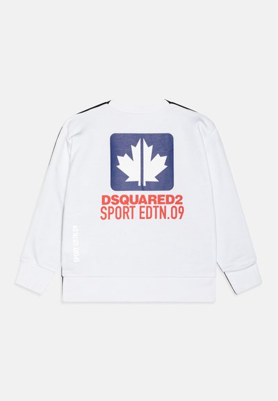 Felpa bianca con accenti neri sulle spalle. Presenta una grafica quadrata blu con una foglia d'acero bianca e il testo rosso: "DSQUARED2 SPORT EDTN.09."