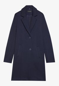 Abrigo azul marino con cuello de solapa con muesca, dos botones, bolsillos laterales y diseño de corte recto. Hecho de una tela lisa con textura mínima.