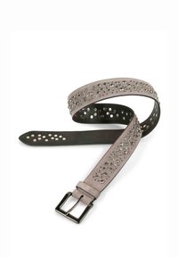 Cinturón de ante en gris claro, con tachuelas metálicas y rhinestones. Parte inferior negra con recortes circulares. Hebilla cuadrada de metal.