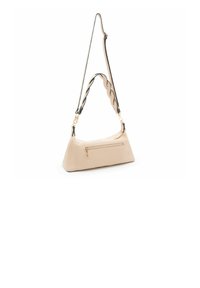 Bolso de cuero beige con forma triangular, con un bolsillo frontal con cremallera, asa trenzada en negro y beige, y detalles en hardware dorado.