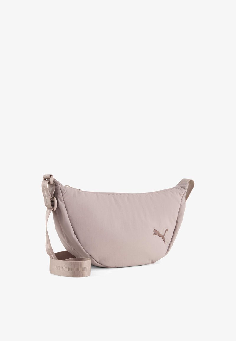 Hellrosa Nylon-Schultertasche mit geschwungener Form, verstellbarem Riemen und kleinem, gesticktem Logo. Glatte Textur mit minimalistischem Design.