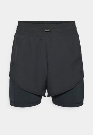 Zwarte sportshorts met een gelaagd ontwerp, voorzien van een elastische tailleband, binnenste compressieshorts en een klein logo-detail aan de zijkant.