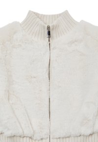 Giacca bianca a zip con morbido pelliccia sintetica sul corpo e maniche e colletto a costine. Dettagli in metallo argentato della zip.