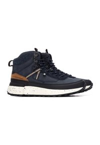 Zapatillas altas de color navy con un collar texturizado, acentos marrones contrastantes, suela blanca moteada y diseño de punta reforzada.