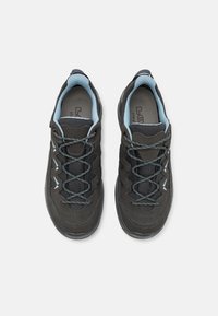 Scarpe da trekking grigio scuro realizzate in materiali mesh e suede, con dettagli blu, design curvato e suola texturizzata per una migliore aderenza.