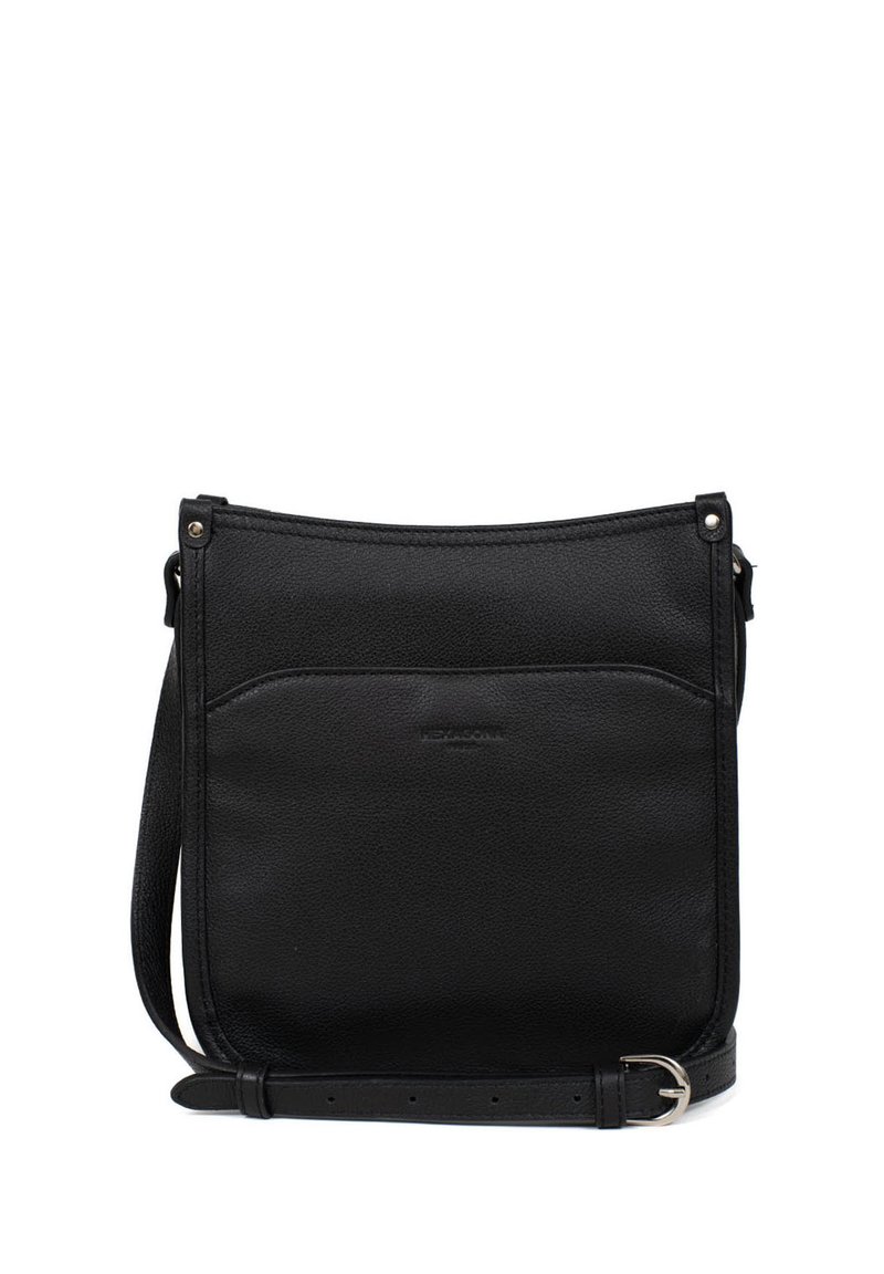Borsa a tracolla nera in pelle con superficie testurizzata, tasca anteriore piatta, cinturino regolabile e design minimalista. Finiture in metallo argentato.