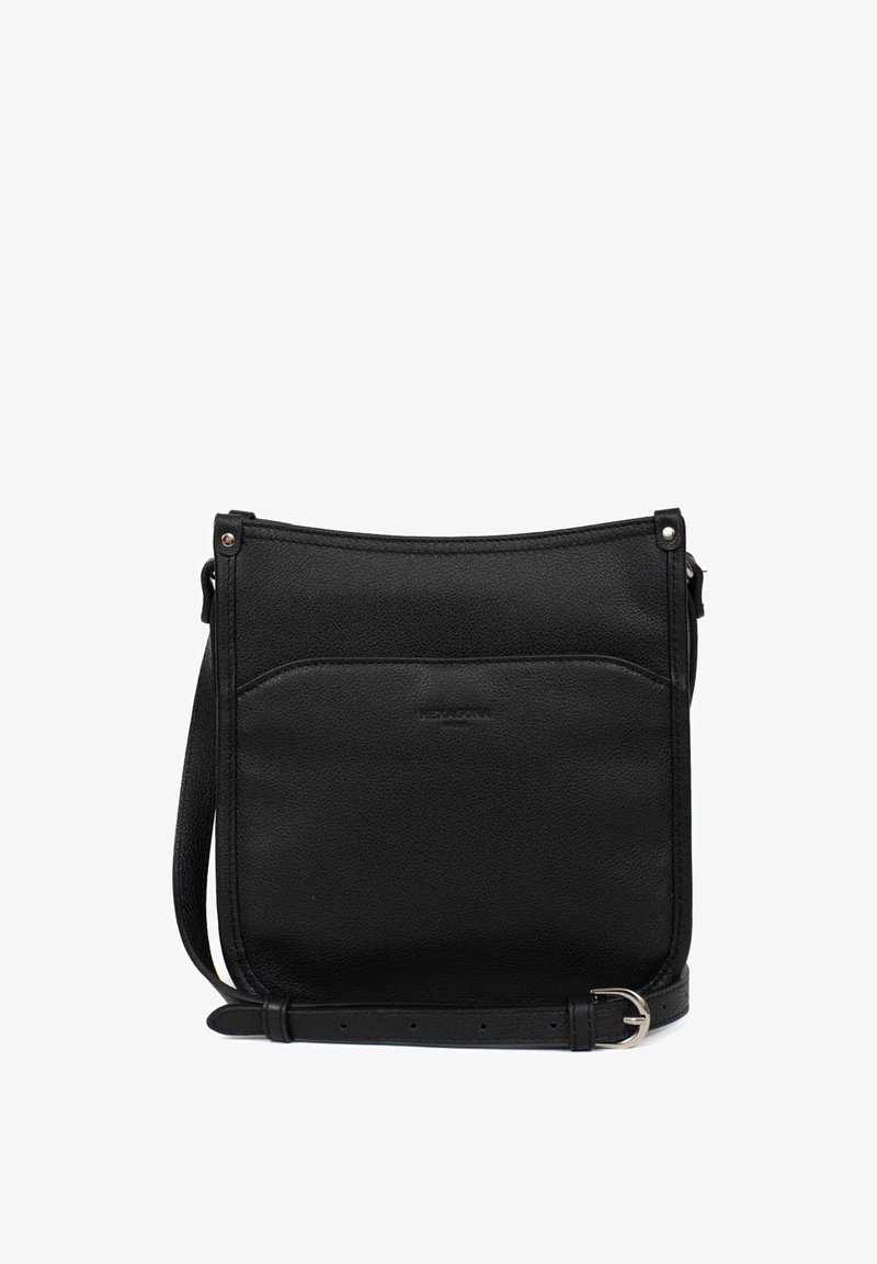 Czarna skórzana torba typu crossbody o teksturowanej powierzchni, płaskiej przedniej kieszeni, regulowanym pasku i minimalistycznym designie. Akcenty w kolorze srebrnym.