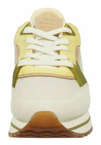 Sneaker mit einem Obermaterial aus beigem Wildleder, gelben Akzenten, Mesh-Einsätzen und weißen Schnürsenkeln. Verfügt über eine braune Gummisohle mit grünen Streifen.