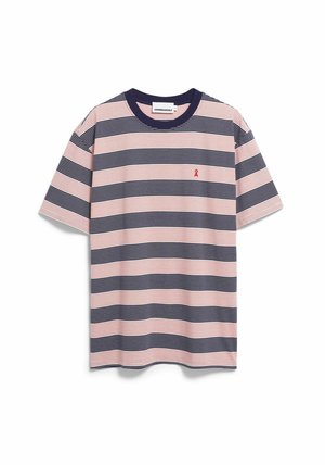 Gestreiftes T-Shirt mit kurzen Ärmeln in Marineblau und Pink, mit Rundhalsausschnitt und einem kleinen roten Stickakzent auf der linken Brust. Baumwollstoff.