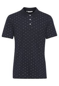 Polo navy de algodón suave, con cuello, tapeta de tres botones y patrones geométricos blancos dispersos. Mangas cortas.