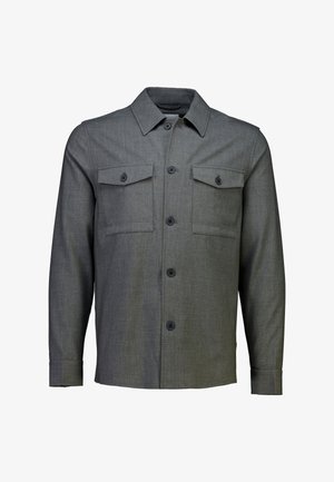 Szara koszula zapinana na guziki, wykonana z teksturowanej tkaniny, z dwoma kieszeniami na piersi, zaostrzonym kołnierzem i czarnymi guzikami z przodu.