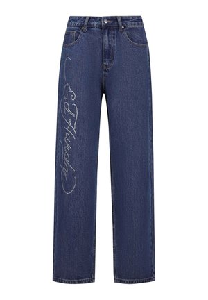 Donkerblauwe spijkerbroek met een losse pasvorm, versierd met zilveren rhinestones die de tekst "Ed Hardy" vormen langs het linkerbeen.