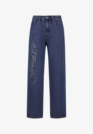 Dunkelblaue Denim-Jeans mit lockerem Schnitt, verziert mit silbernen Strasssteinen, die den Text "Ed Hardy" entlang des linken Beins bilden.