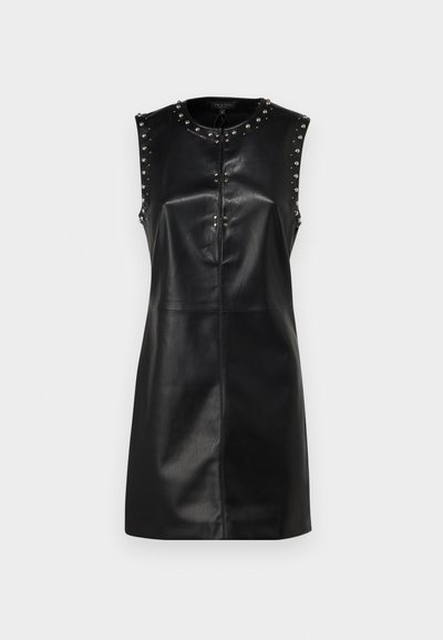 Rochie din piele neagră, fără mâneci, cu un design ajustat, având cuie metalice pe umeri și închidere cu fermoar în față. Textură netedă.