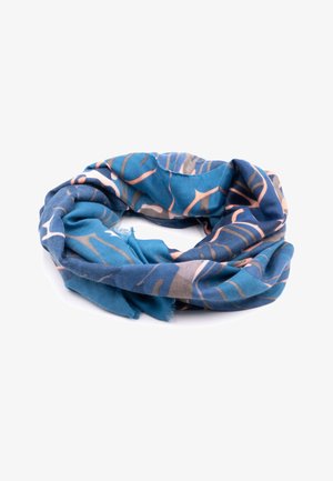 Niebiesko-beżowy szalik w wzory, wykonany z miękkiego materiału, z abstrakcyjnymi kształtami, postrzępionymi brzegami i lekką konstrukcją.