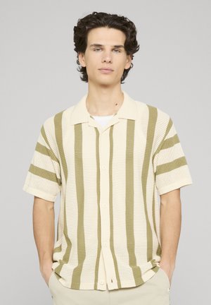 Koszula na krótki rękaw w kolorze ecru z zielonymi pionowymi paskami, wykonana z teksturowanej dzianiny, z kołnierzykiem.