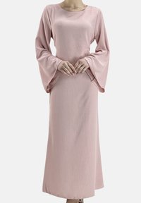 Lang roze jurk met lange mouwen en een losse pasvorm, gemaakt van een glad, gestructureerd stof met wijde mouwen die tot aan de polsen reiken.