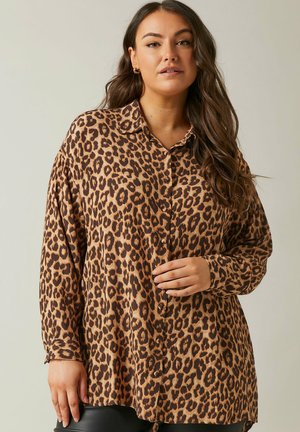 Chemise à manches longues en imprimé léopard dans des tons de marron et beige, dotée d'une fermeture à boutons et d'une coupe décontractée avec un col. Texture de tissu douce.