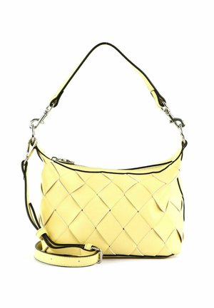 Sac à main en cuir jaune tressé avec bandoulières amovibles pour épaule et travers, ferrures en argent et détails bords noirs.