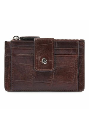 Cartera de cuero marrón con ranuras para tarjetas, una solapa con botón a presión y un bolsillo para monedas con cremallera, con un pequeño logo de la marca en plata.