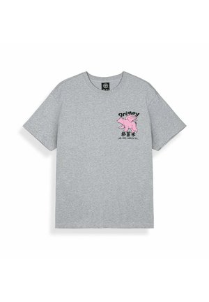 Camiseta gris de manga corta con pequeño gráfico de león alado rosa y texto "grimey" junto con caracteres asiáticos en el lado izquierdo del pecho.