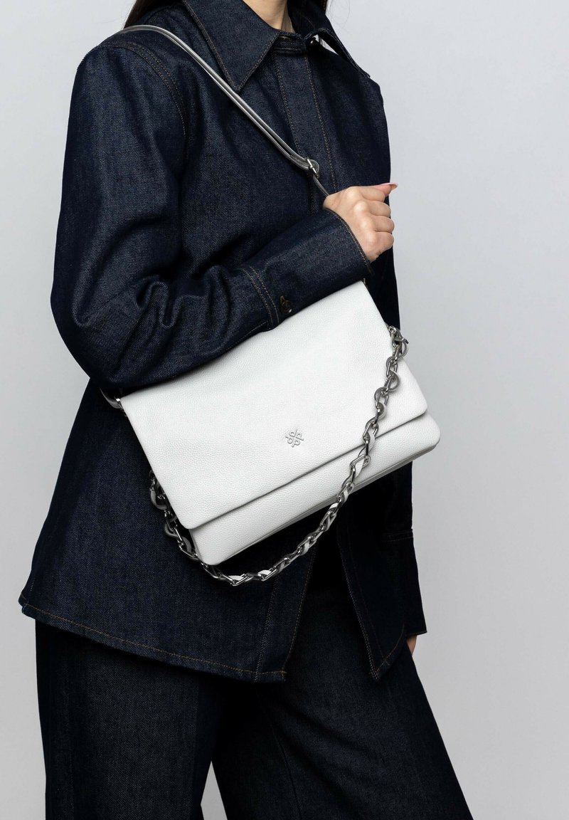 Borsa a tracolla bianca in pelle con una catena, design strutturato e superficie liscia. Presenta un logo goffrato discreto sul davanti.