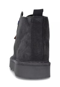 Stivaletti alla caviglia in suede nero con finitura liscia, suola robusta in gomma e linguetta posteriore. Design semplice senza motivi visibili.