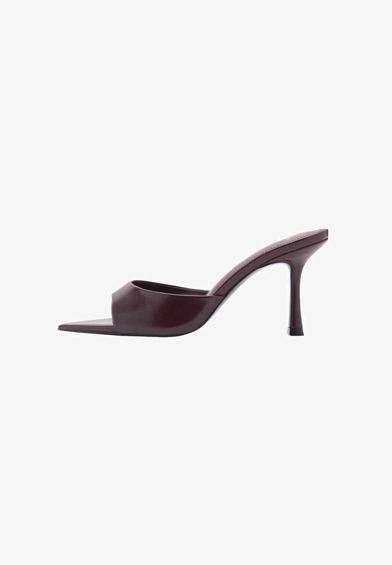 Mule con tacco in mauve con punta quadrata e finitura lucida e raffinata. Presentano un design con ritagli, tacco a stiletto e texture liscia.