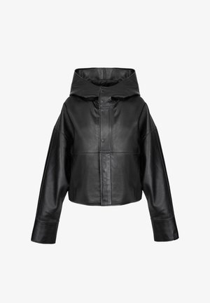 Czarna skórzana kurtka krótkiego kroju z kapturem, posiadająca szerokie rękawy, prosty krój oraz widoczne przeszycia na przednim panelu.