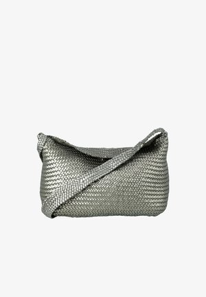 Sac à main tissé en argent métallisé avec une finition douce et texturée, doté d'une bandoulière unique traversante, présentant un design asymétrique.