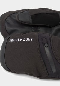 Czarna rękawiczka z skórzanymi akcentami, z elastycznego materiału i zapinaną na zamek kieszonką. Wyszywane logo "SWEDEMOUNT" na górze w kolorze białym.