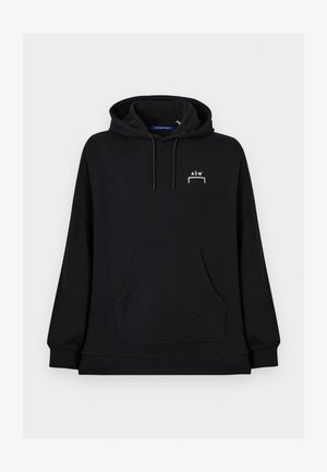 Crna hoodica s prednjim džepom kengur i malim bijelim logom "A-CW" na lijevoj strani prsa.