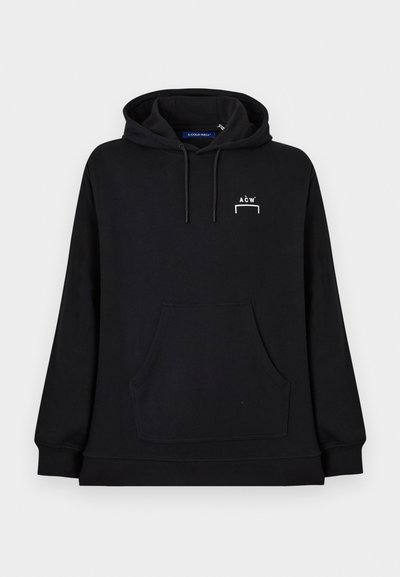 Μαύρο φούτερ με κουκούλα, μπροστινή τσέπη καγκουρό και μικρό λευκό λογότυπο «A-CW» στο αριστερό στήθος.