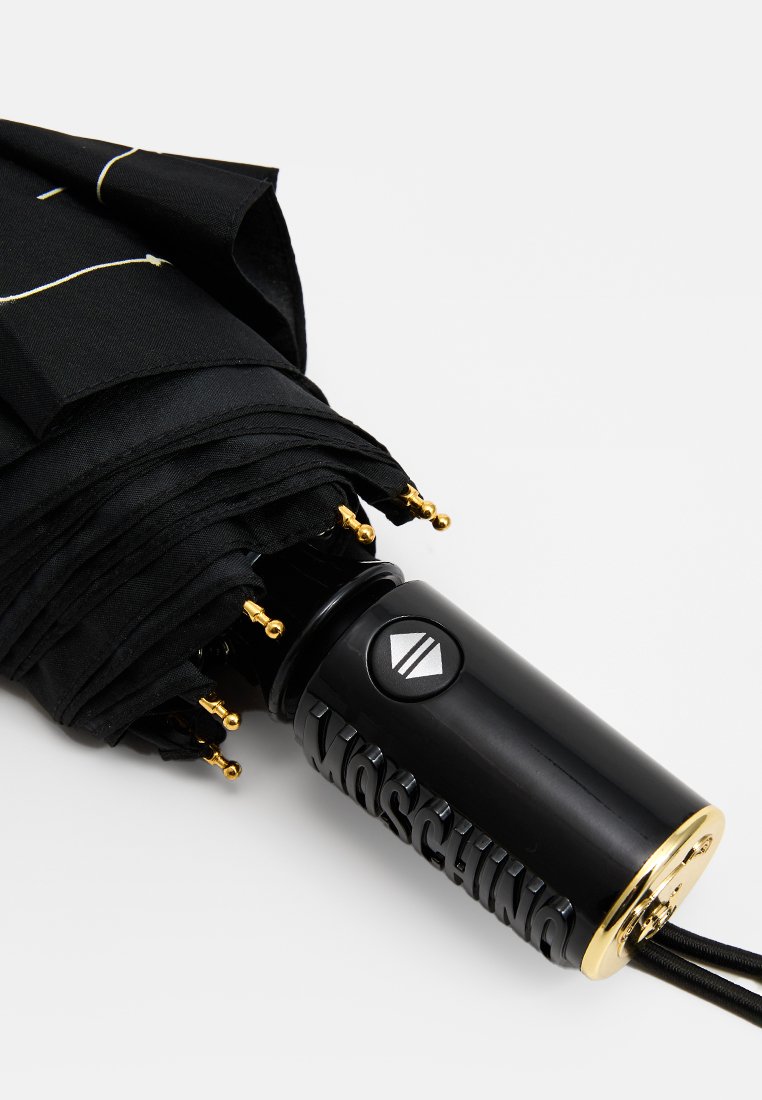 Czarna składana parasolka z złotymi końcówkami i czarnym uchwytem z wytłoczonym napisem "Moschino" oraz guzikiem z białym logo.