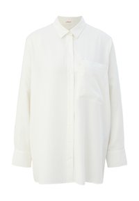 Biała koszula z długim rękawem, uszyta z miękkiego materiału, z kołnierzykiem zapinanym na guziki, kieszonką z przodu oraz luźnym krojem i prostym dołem.