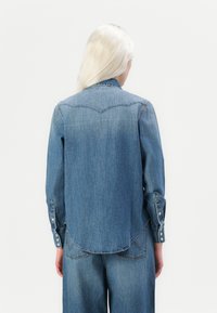 Wrangler HERITAGE SHIRT - Blusa com botões - light hand