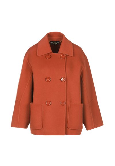 Manteau en laine orange rouillé avec un large col, fermeture à double boutonnage et deux poches frontales ; présente une coupe décontractée et des lignes nettes.