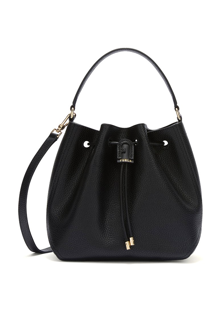 Borsa a secchiello nera in pelle con una finitura testurizzata, dettagli in ottone dorato, chiusura con cordoncino e tracolla removibile.