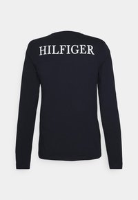 Langärmliges schwarzes T-Shirt aus Baumwolle mit großen weißen "HILFIGER"-Schriftzug auf der Rückseite. Einfaches Design, Rundhalsausschnitt, normale Passform.