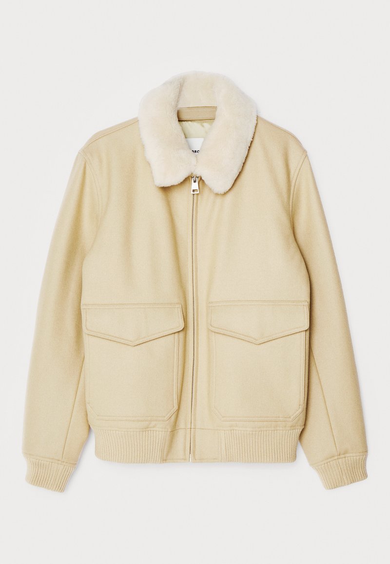 Beige wollen mix zip-up jack met een nep bont kraag, twee boxy voorzakken en geribbelde manchetten aan de mouwen en onderkant.