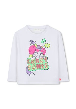 Hvid langærmet skjorte med en blinkende kat, der bærer pink ørevarmere og hjerteformede briller og holder et glitrende skilt, hvor der står "Crazy Games."