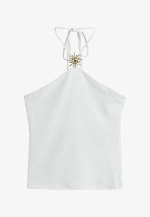 Valge kaelusega top, mille õhukesed rihmad on kaela sõlmitud ja ees keskel on dekoratiivne kuldne päikesekujuline kinnitus.