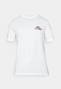 Hvid kortærmet bomulds T-shirt med et lille rødt "Just Do It" logo på venstre brystområde. Enkel rund hals-design.